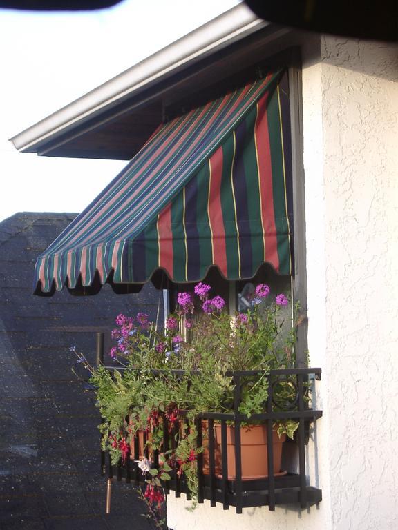 Heathergate Cottage And Suites Victoria Exterior photo